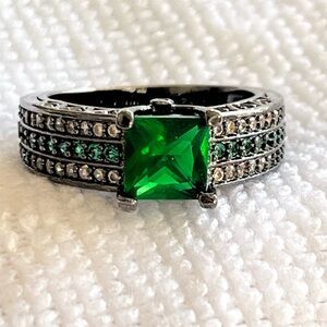 Elegant Green and Silver Women's Ring